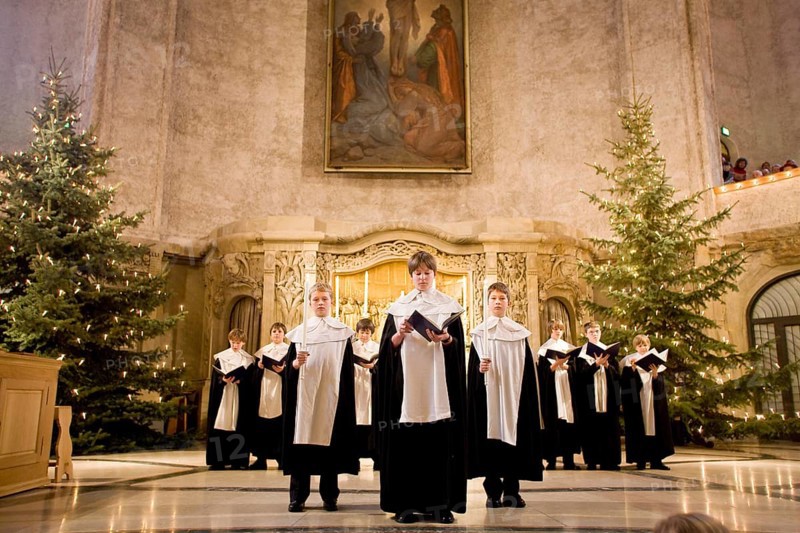 The Christmas season begins on Christmas Eve with the Christmas Vespers of the Dresden Kreuzchor in the Kreuzkirche. The two performances at 2.15 pm and 4.30 pm are attended by thousands of Dresdeners and visitors to the city every year