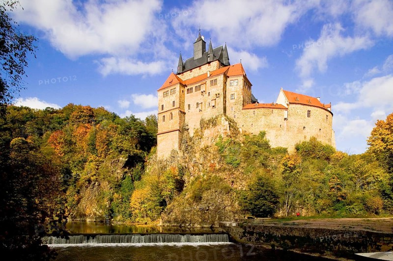 The castle rises on a steep rock above the Zschopau. Within the large group of hilltop castles, it epitomises the type of mountain Spornburg: it is situated on the outermost foothills of a mountain spur surrounded on three sides by the Zschopau in a wide arc