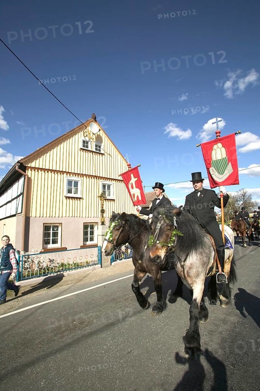 Every year at Easter there are about 5 processions in Lusatia, each with about 200 riders. The Catholic Church continues old Sorbian rites here. Thousands of spectators watch the impressive cavalcades