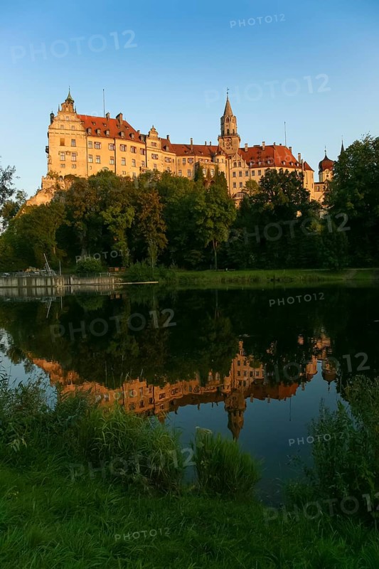 Hohenzollern Castle Sigmaringen, former princely residence and administrative centre of the Princes of Hohenzollern-Sigmaringen, city castle, architecture, historical building, west view, Danube, river, reflection in the water, evening mood, Sigmaringen, Upper Swabia, Baden-Württemberg, Germany, Europe