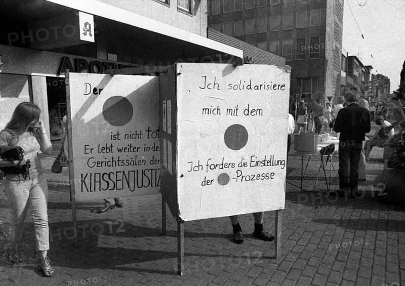 A collection of signatures by students opposed the sentencing of Red Dot activists, as here in Bochum on 18 August 1971. Sign: The Red Dot is not dead, it lives on in the courtrooms of class justice, Germany, Europe