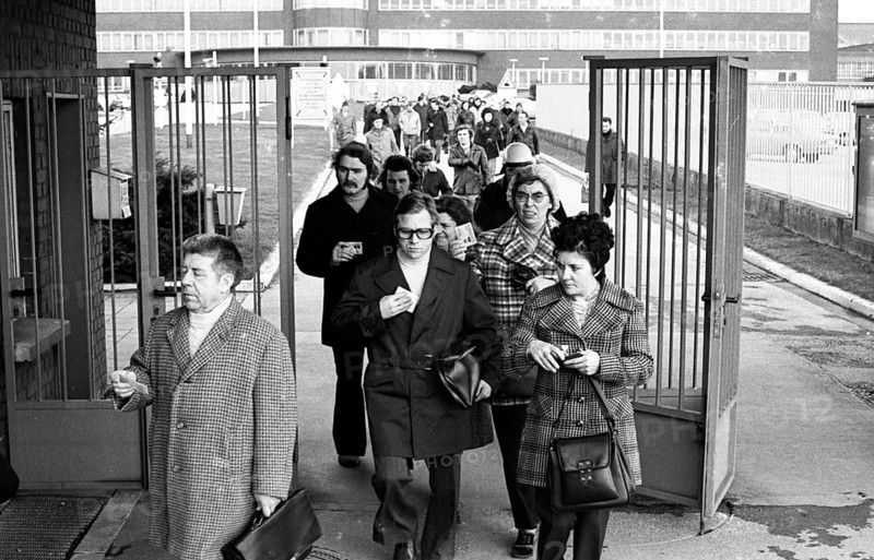The shift change at the Opel factory gate in Bochum on 29.1.1975, Germany, Europe