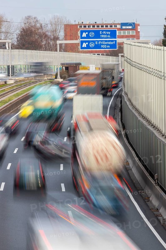 Motorway A40, Ruhrschnellweg, city centre of Essen, exit Essen-Frillendorf, Spurbus route, this area would also be affected by a diesel driving ban, Essen, North Rhine-Westphalia, Germany, Europe