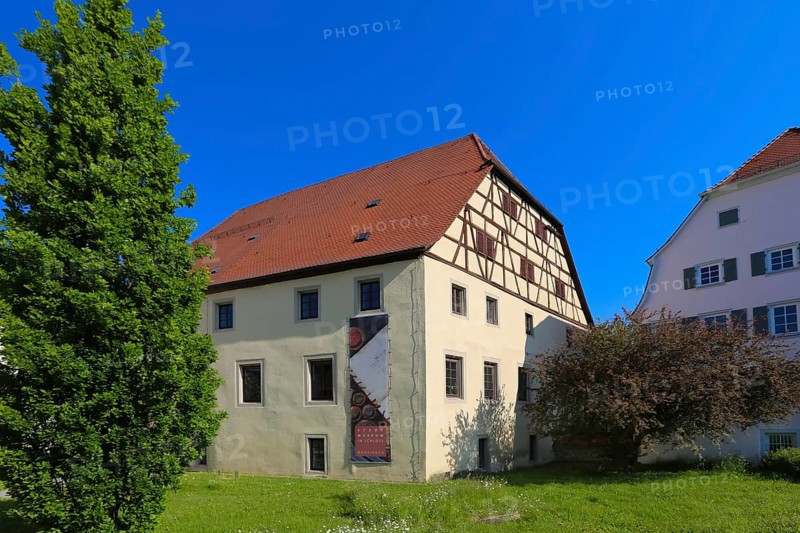 Building ensemble Münsingen Castle, on the left Old Castle, fruit box, town castle built around 1485 by the Counts of Württemberg, today Münsingen Town Museum, on the right today's vehicle registration office, roof tiles, windows, half-timbering, shutters, historical buildings, architecture, Münsingen, Swabian Alb, Baden-Württemberg, Germany, Europe