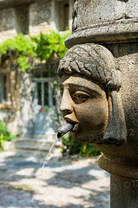 Fountain in the old town centre, Vaison-la-Romaine, Département Vaucluse, Provence, Provence-Alpes-Côte dAzur, France, Europe