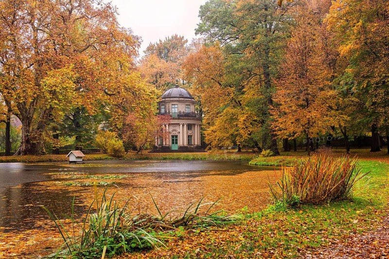 About 15 kilometres east of Dresden city centre, directly on the Elbe, lies Pillnitz Palace & Park, the most important chinoise palace complex in Europe. The extraordinary ensemble of architecture and garden art is harmoniously integrated into the river landscape of the Elbe valley in front of the vineyards