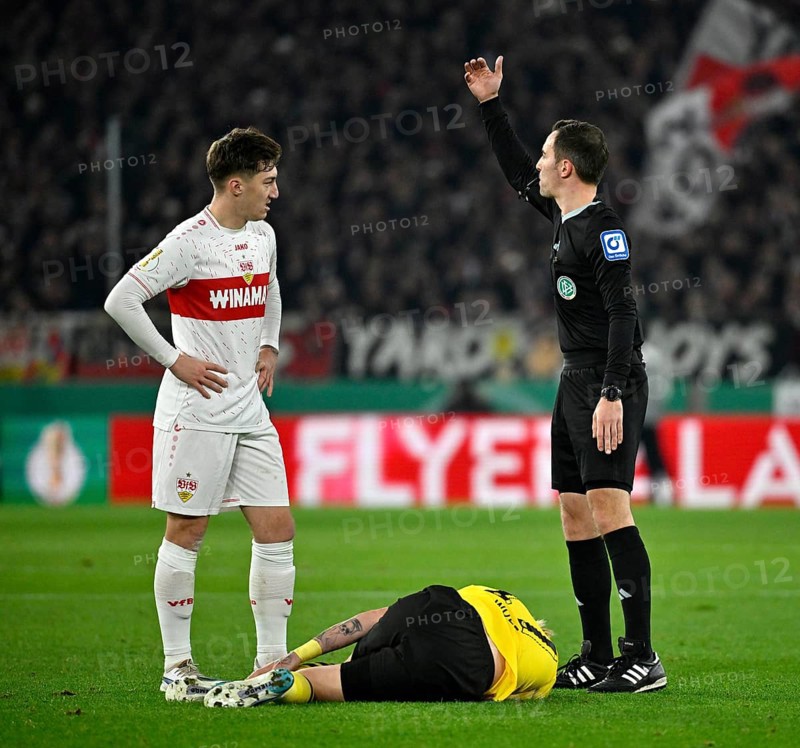 Marius Wolf Borussia Dortmund BVB (17) injured on the ground, injury, referee Referee Benjamin Brand, gesture, gesture, calls coach, left Angelo Stiller VfB Stuttgart (06), DFB-Pokal, MHPArena, MHP Arena Stuttgart, Baden-Württemberg, Germany, Europe