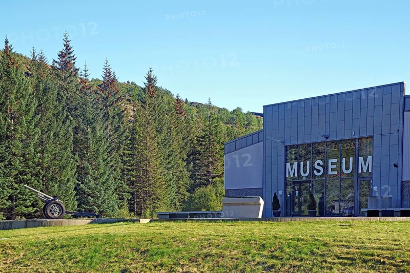 Museum building and WW2 cannon, Grønsvik Kystfort Helgelandmuseum Lurøy, Kystriksveien, FV 17, Nordland