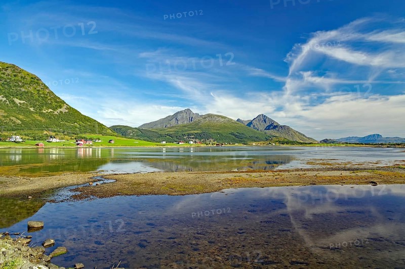 Crystal clear bay with shallow water, green mountain landscape, Leknes, Vestvågøy, Nordland, Norway, Europe