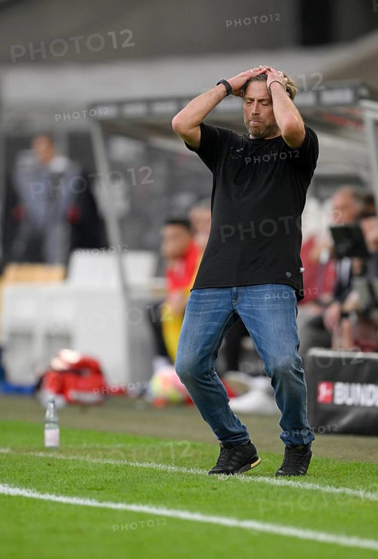 Disappointment with coach Michael Wimmer VfB Stuttgart on the sidelines, gesture, gesture, Mercedes-Benz Arena, Stuttgart, Baden-Württemberg, Germany, Europe