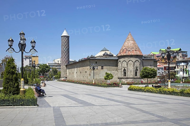 Yakutiye Medrese with minaret and Kümbet, 14th century Madrasa and example of Seljuk architecture in the city Erzurum, eastern Anatolia, Turkey, Asia