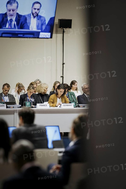 Annalena Baerbock (Buendnis 90 Die Gruenen), Bundesaussenministerin, beim Treffen aller Leiterinnen und Leiter der vorhandenen Delegationen, der heads of delegation, zum neuen Global Stocktake (GST) Textentwurf der UNFCCC, im Rahmen der COP28 in Dubai, 1