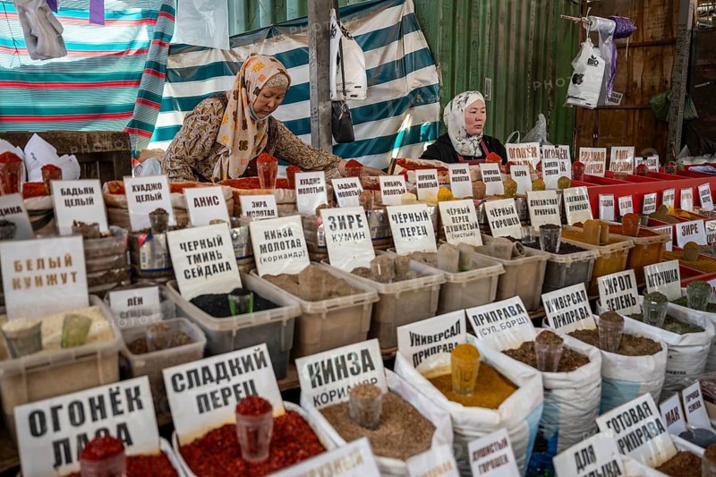 Two woman selling various spices at a stall, Osh Bazaar, Bishkek, Kyrgyzstan, Asia