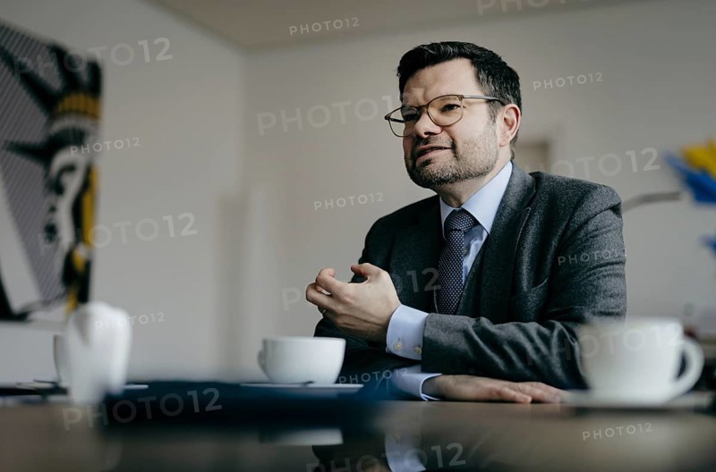 Marco Buschmann (FDP), Bundesminister der Justiz, aufgenommen im Rahmen eines Interview fue NBR in Berlin, 12.12.2023