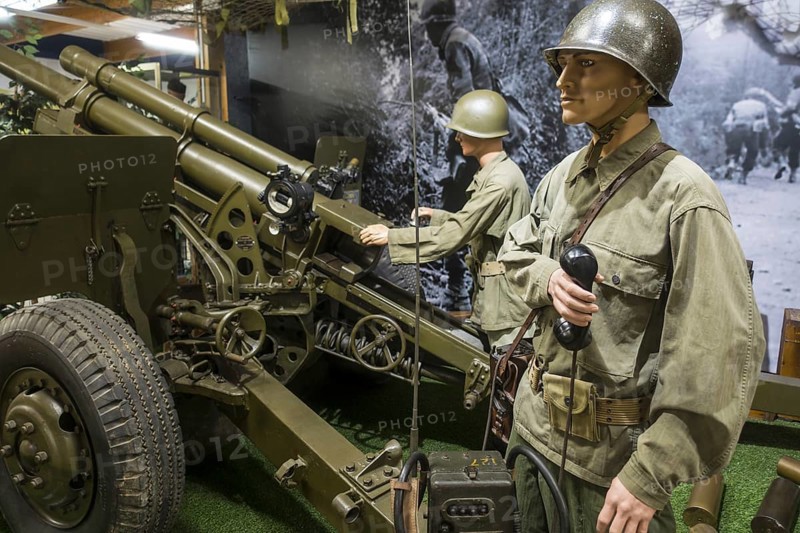 Diorama showing WW2 US soldiers operating field gun in the Musée Mémorial d'Omaha Beach museum, Saint-Laurent-sur-Mer, Normandy, France, Europe