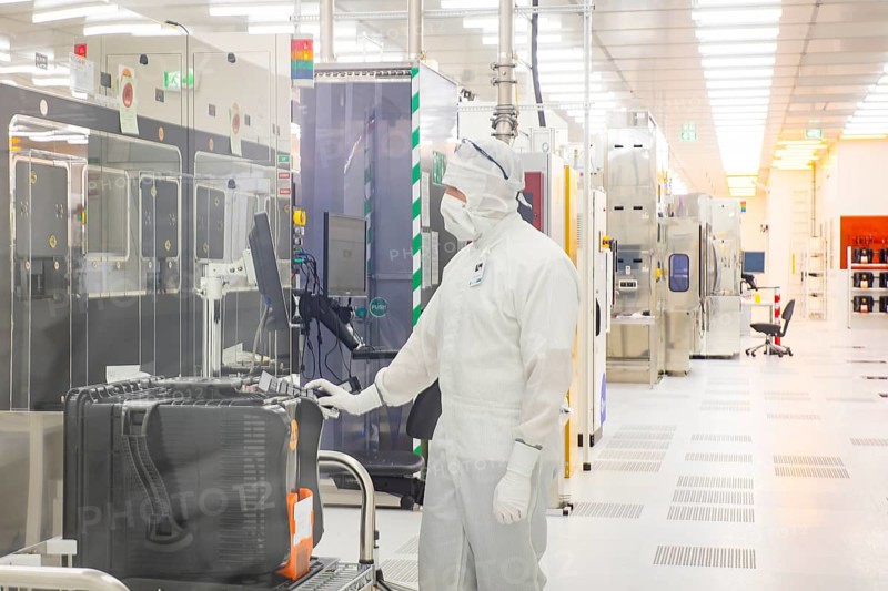 Press tour as part of SPIN2030, a campaign to highlight the diversity, excellence and attractiveness of Saxony as a centre of science, Fraunhofer Institute for Photonic Microsystems IPMS (CNT) Wafer production in the clean room