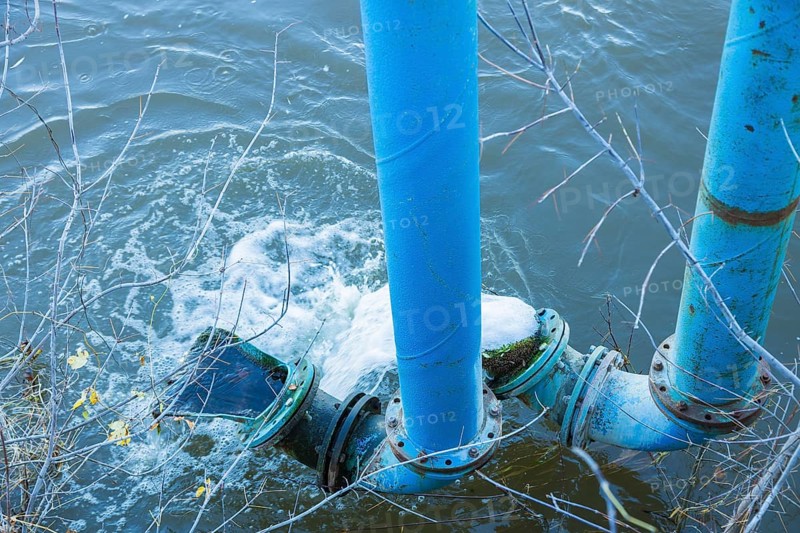 In Dresden, long blue pipelines are used to drain construction pits, pumping out the groundwater and discharging it into the Elbe
