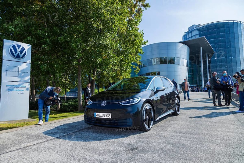 German national football coach and Volkswagen brand ambassador Joachim Löw and Thomas Ulbrich, Member of the Board of Management for Electric Mobility at the Volkswagen brand, set the first pre-series vehicle of the ID.3 in production at GMD. Series production of the ID.3 will start at the Dresden site in January February 2021 - and Joachim Löw will symbolically kick it off with a joystick! At the appointment in the Transparent Factory, the 2014 World Champion coach also received the keys for his personal Volkswagen