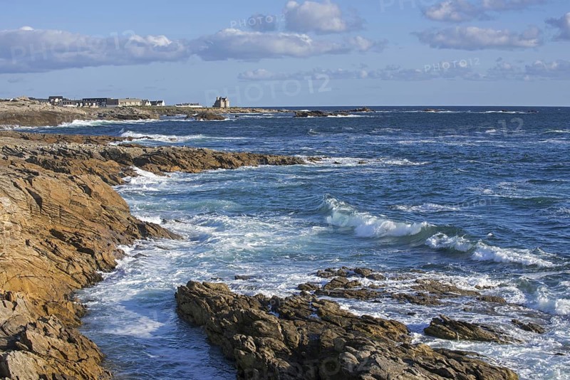 Coastline of the Côte Sauvage and château Turpault at Quiberon, Morbihan, Brittany, France, Europe