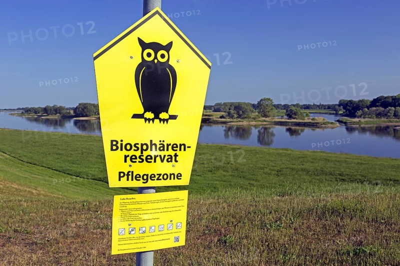 Biosphere Reserve sign along the Biosphärenreservat Flusslandschaft Elbe, Elbtalaue, Niedersachsen, Lower Saxony, Germany, Europe