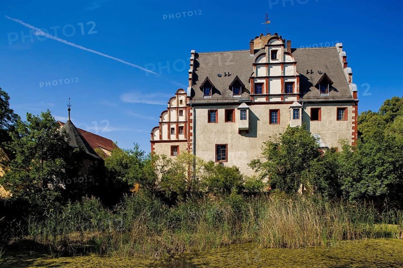 The castle, which developed from a medieval moated castle with towers, curtain wall and moat and the park bordering the Pleiße, was rebuilt in the 19th century by the Münchhausen family. They were expropriated in 1945 and some of the Gothic furnishings were moved to Altenburg. Today the castle serves as a youth hostel