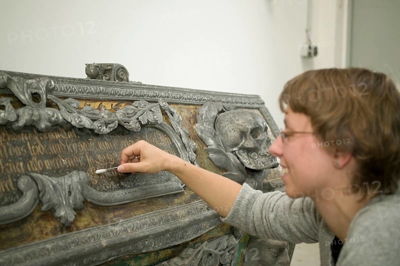 Restorer at Fuchs&Gierke, here a metal sarcophagus from a family vault is expertly cleaned and secured