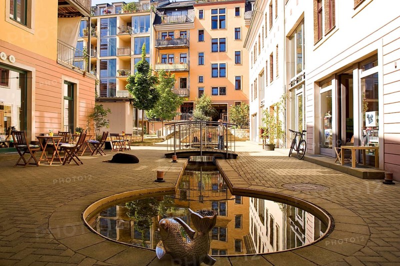 Sonnenhof in Dresden's Neustadt district. The Sonnenhof is located right next to the well-known Kunsthof between Alaunstrasse and Görlitzer Strasse. A particularly beautiful example of the redevelopment of the Outer Neustadt neighbourhood