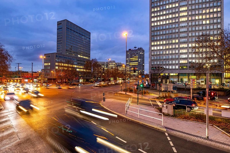 Evening city centre traffic in Essen, large intersection, Bismarck Platz, Hindenburg Strasse, Krupp Strasse, this area would also be affected by a diesel driving ban, below the intersection runs the A40 motorway, in the Ruhrschnellweg tunnel
