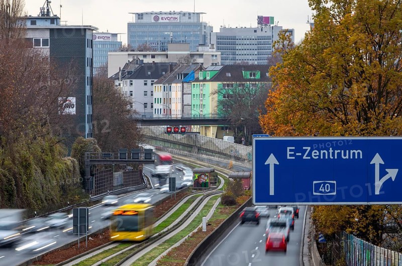 Motorway A40, Ruhrschnellweg, city centre of Essen, exit Essen-Huttrop, Spurbus route, this area would also be affected by a diesel driving ban, Essen, North Rhine-Westphalia, Germany, Europe