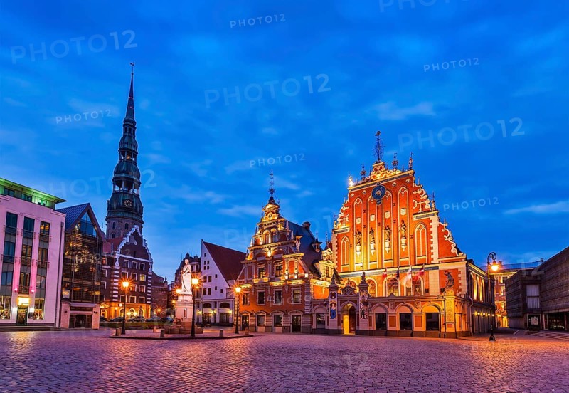 Riga Town Hall Square, House of the Blackheads, St. Roland Statue and St. Peter's Church illuminated in the twilight, Riga, Latvia, Europe