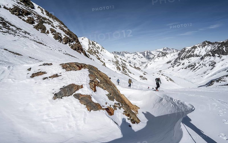 Ski tourers in a high valley, climbing the Sulzkogel, Kühtai, Stubai Alps, Tyrol, Austria, Europe