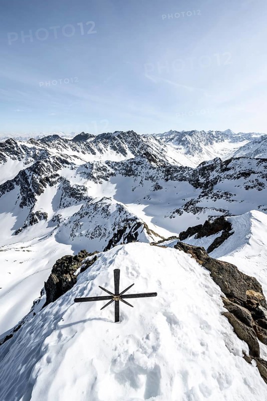 Summit ridge of Sulzkogel, view of snow-covered mountain panorama, behind summit Zwieselbacher Rosskogel, Kühtai, Stubai Alps, Tyrol, Austria, Europe