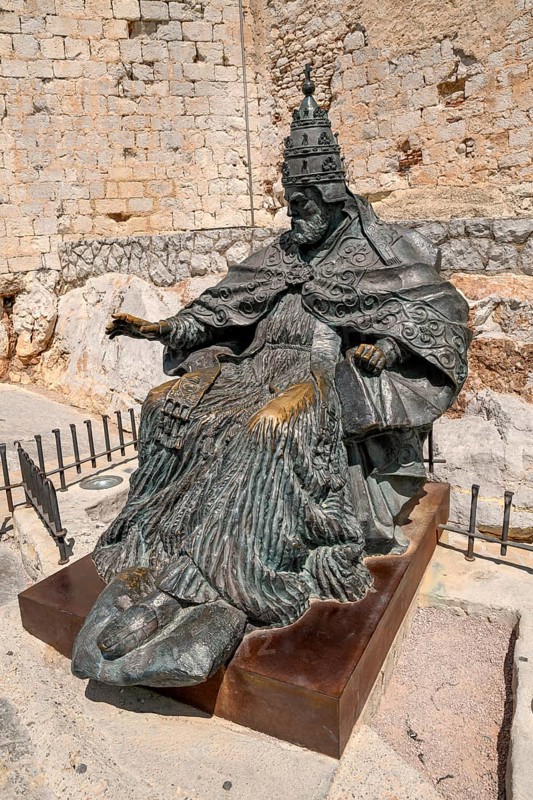 Monument to Pope Pedro de Luna (1342-1423), also known as Benedict XIII or Papa Luna, Peñíscola, Province of Castellón, Costa del Azahar, Valencia Region, Spain, Europe