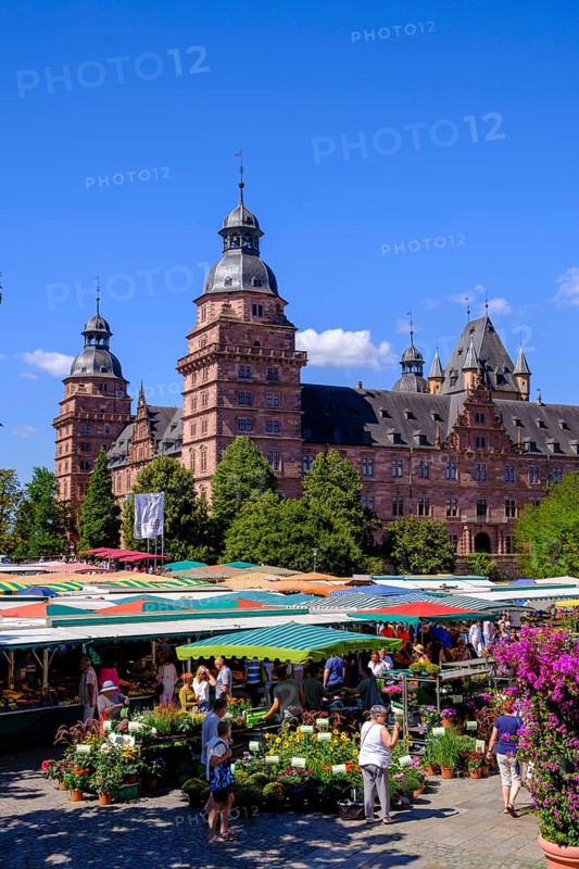 Green Market at the Castle Square, Johannisburg Castle, Aschaffenburg, Lower Franconia, Bavaria, Germany, Europe