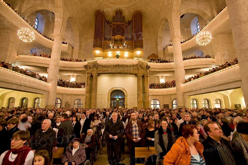 The Christmas season begins on Christmas Eve with the Christmas Vespers of the Dresden Kreuzchor in the Kreuzkirche. The two performances at 2.15 pm and 4.30 pm are attended by thousands of Dresdeners and visitors to the city every year