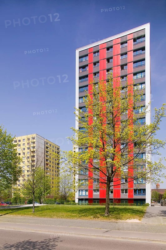 The 17-storey tower blocks from the 1970s are typical examples of GDR prefabricated housing. Following interior and exterior modernisation, they now characterise the cityscape of Dresden in a modern and contemporary way. As here on Zellescher Weg, they are used as student residences, among other things