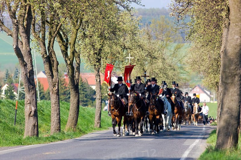 Every year at Easter there are about 5 processions in Lusatia, each with about 200 riders. The Catholic Church continues old Sorbian rites here. Thousands of spectators watch the impressive cavalcades