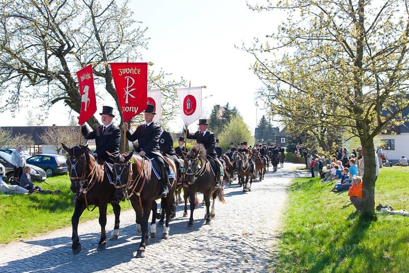 Every year at Easter there are about 5 processions in Lusatia, each with about 200 riders. The Catholic Church continues old Sorbian rites here. Thousands of spectators watch the impressive cavalcades