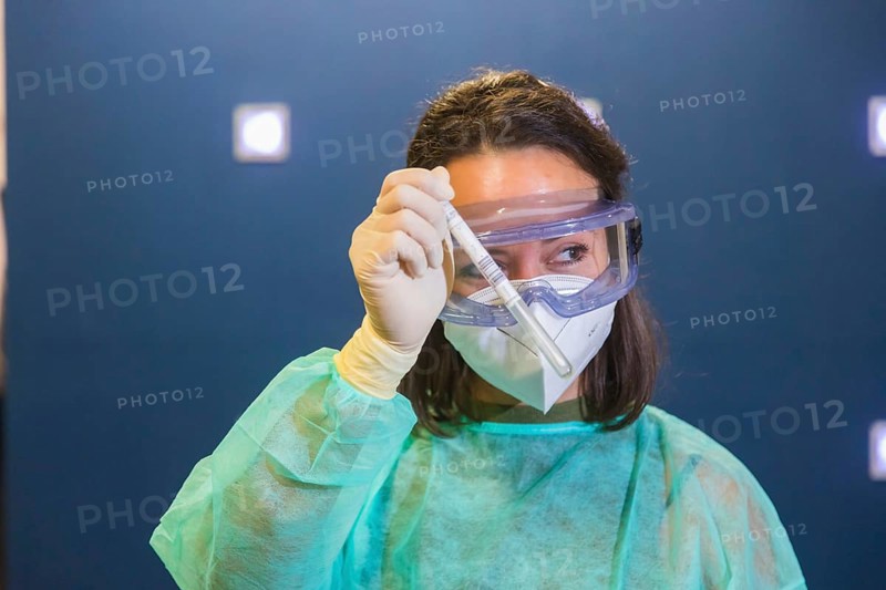 The Saxon Corona Test Centres for air travellers officially go into operation on Monday, 3 August, at Dresden and Leipzig Halle Airports. Employees of KV Saxony carry out the tests. Yasmine Coressel taking the samples