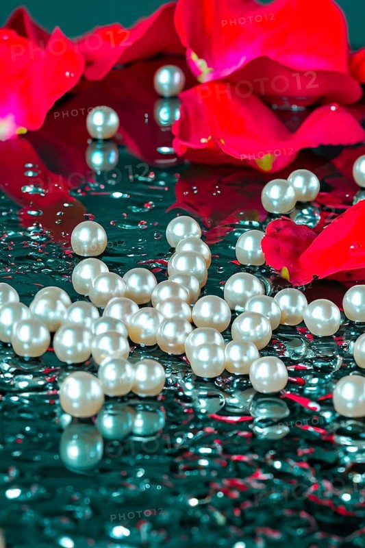 Pearl necklace in the water with splashes, drops and reflections, AI generated