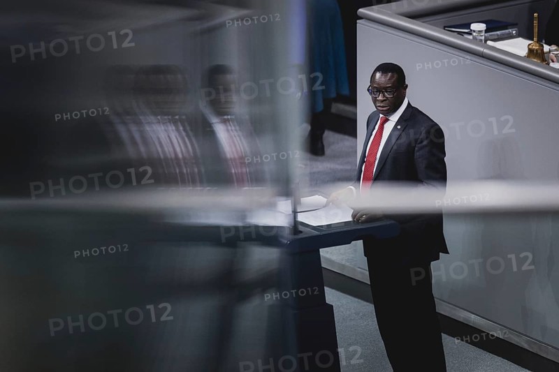 Karamba Diaby, Mitglied des Deutschen Bundestages (SPD), aufgenommen im Rahmen einer Sitzung des Deutschen Bundestages zur aktuellen Stunde 'Ergebnisse der Klimakonferenz' in Berlin, 14.12.2023