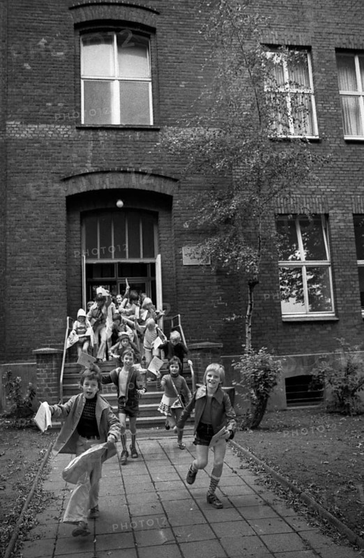 The start of the big holidays and the report cards thrill children at the primary school on 24.7.1974 in Dortmund-Oespel, Germany, Europe