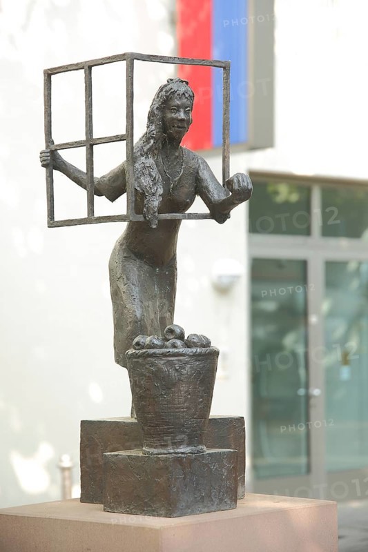 Sculpture Snow White by Theophil Steinbrenner 2016, Fairy Tale Path, Fairy Tale Figure, Market Square, Hanau, Hesse, Germany, Europe