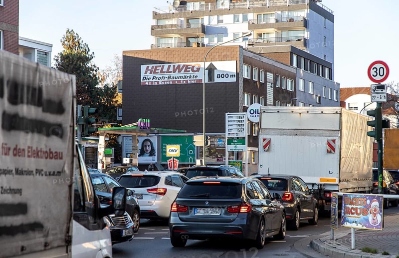 Gladbecker Straße in Essen, B224, inner-city street in Essen heavily polluted by air pollution, part of a possible diesel driving ban zone in Essen, Essen, North Rhine-Westphalia, Germany, Europe