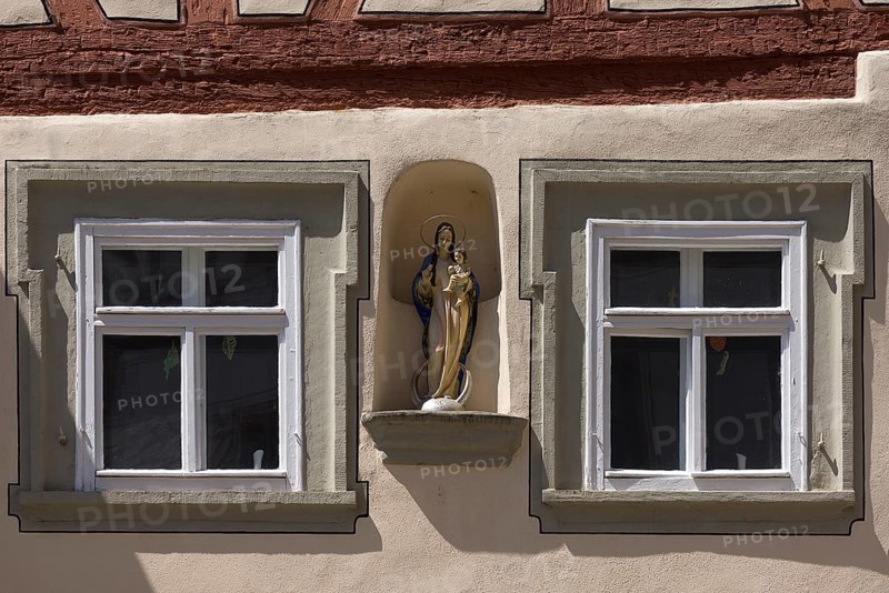 Marian figurine, house saint in a niche between two windows, Zeil am Main, Lower Franconia, Bavaria, Germany, Europe