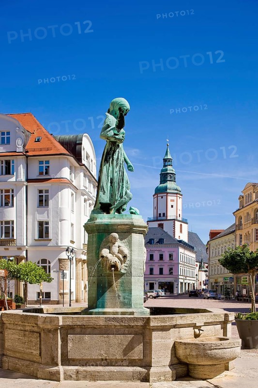 Döbeln Schlegelbrunnen fountain at the town hall. Döbeln is located in the Central Saxon hill country in a wide basin of the Freiberger Mulde, roughly in the centre of the triangle between the Saxon metropolises of Chemnitz, Dresden and Leipzig. The surrounding area is characterised by the Mulde valley and the surrounding hilly landscape