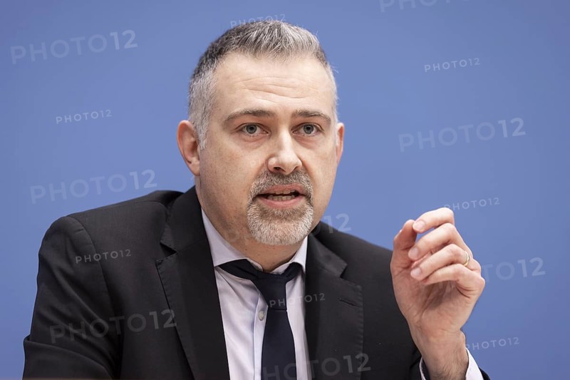Dr. Max Markus Mutschler, Vors. der Fachgruppe Ruestungsexporte der GKKE, aufgenommen im Rahmen einer Bundespressekonferenz zum Ruestungsexportbericht 2023 der Gemeinsamen Konferenz Kirche und Entwicklung, in Berlin, 12.12.2023