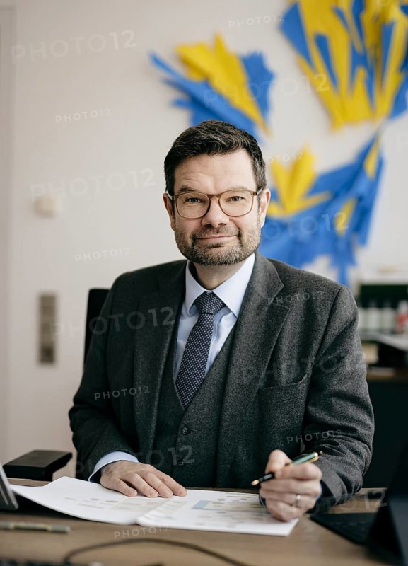 Marco Buschmann (FDP), Bundesminister der Justiz, aufgenommen im Rahmen eines Interview fue NBR in Berlin, 12.12.2023