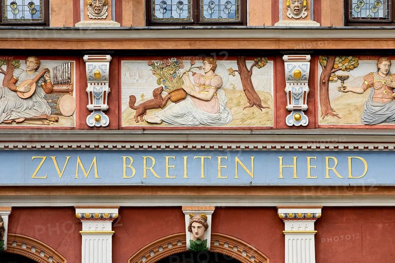Splendid façade decoration on the Haus zum Breiten Herd, Renaissance town house, Fischmarkt, Erfurt, Thuringia, Germany, Europe