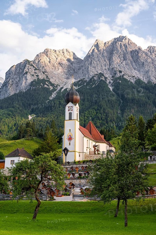 Cemetery and church of St. John the Baptist, mountain peak of the Wetterstein Mountains at the back, Grainau, Bavaria, Germany, Europe